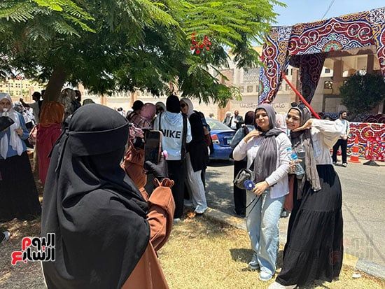 بالسيلفى بعد انتهاء امتحان التربية الدينية بالسيلفى بعد انتهاء امتحان التربية الدينية