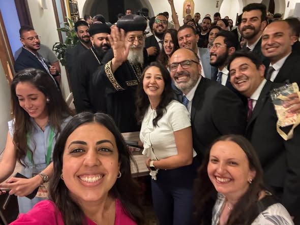 قداسة البابا خلال التقاط الصور التذكارية قداسة البابا خلال التقاط الصور التذكارية