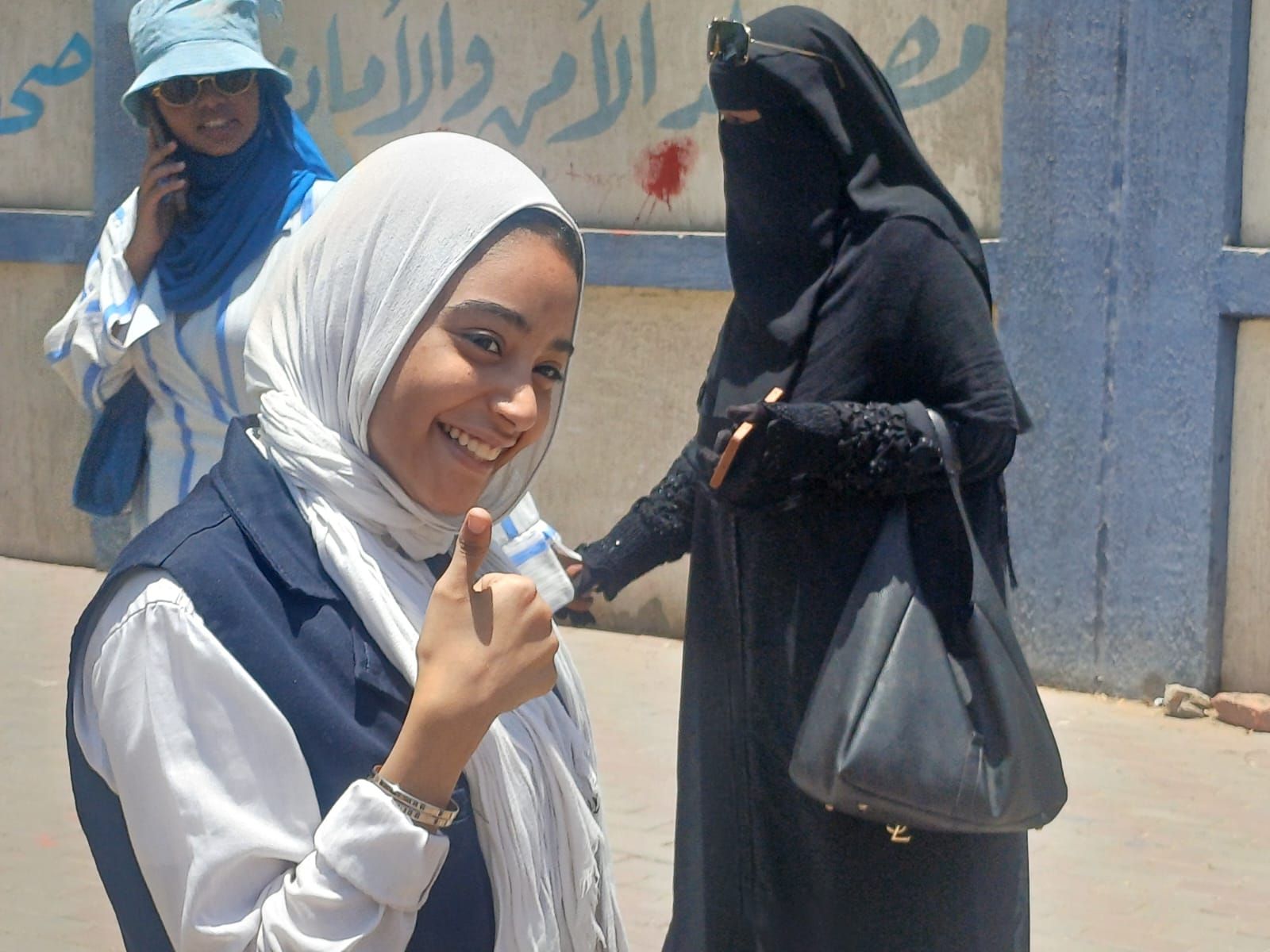 سعادة على وجوه الطالبات سعادة على وجوه الطالبات