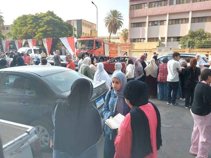 طالبة تقرأ القرآن في الثانوية العامة طالبة تقرأ القرآن في الثانوية العامة