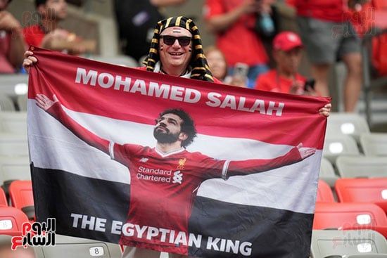 الكينج المصرى محمد صلاح يزين مدرجات المباراة الكينج المصرى محمد صلاح يزين مدرجات المباراة