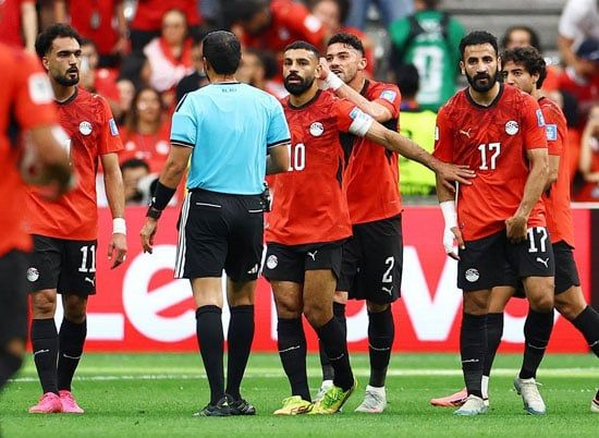 محمد صلاح يتحدث مع حكم المباراة محمد صلاح يتحدث مع حكم المباراة
