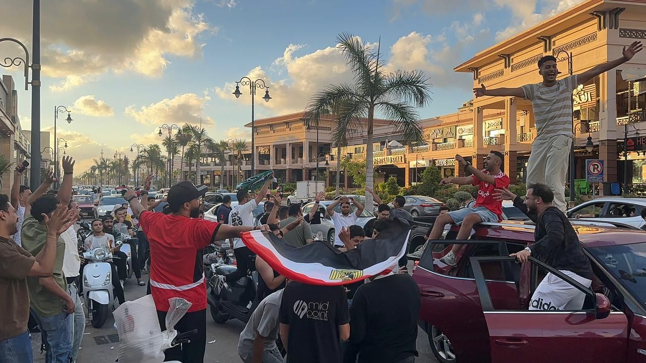 الاحتفالات في الشوارع الاحتفالات في الشوارع