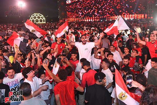 الجماهير المصريةتشاهد المنتخب خلال أكبر شاشة عرض في العالم الجماهير المصريةتشاهد المنتخب خلال أكبر شاشة عرض في العالم