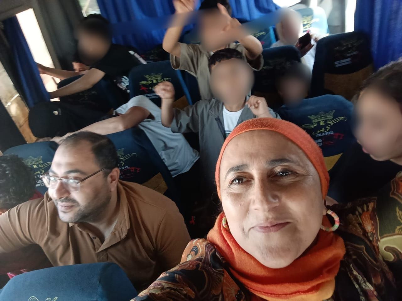 مدير إدارة الكلي مع الاطفال اتوبيس الرحلة مدير إدارة الكلي مع الاطفال اتوبيس الرحلة