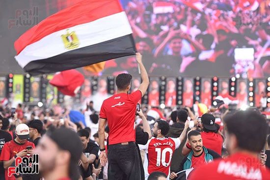 العلم المصري يحلق فالسماء العلم المصري يحلق فالسماء