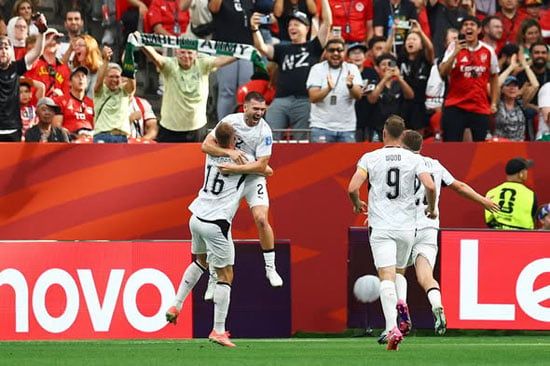 منتخب نيوزيلندا يحتفل بالهدف منتخب نيوزيلندا يحتفل بالهدف
