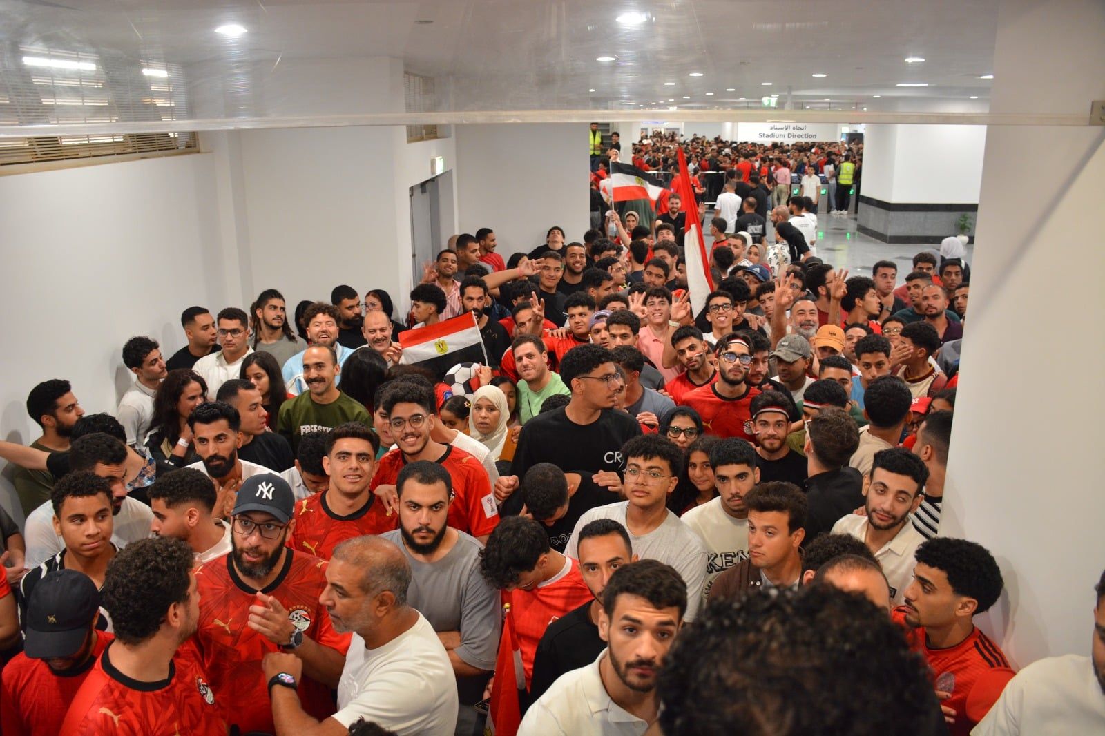 مونوريل شرق النيل وسيلة الجماهير لتشجيع مصر في العاصمة الجديدة (9)