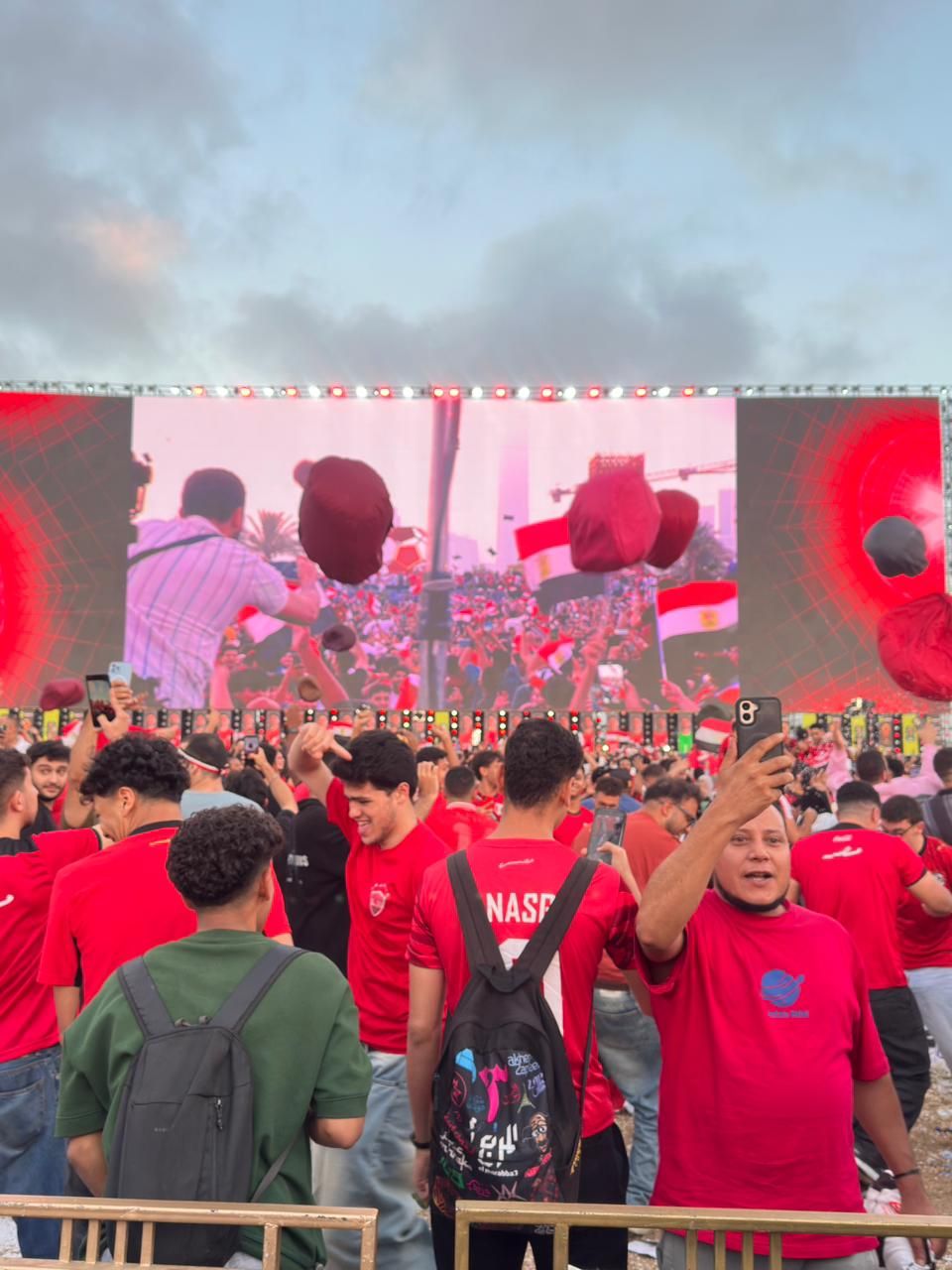 احتفالات الجماهير بفوز المنتخب في مباراة مصر ونيوزيلندا احتفالات الجماهير بفوز المنتخب في مباراة مصر ونيوزيلندا