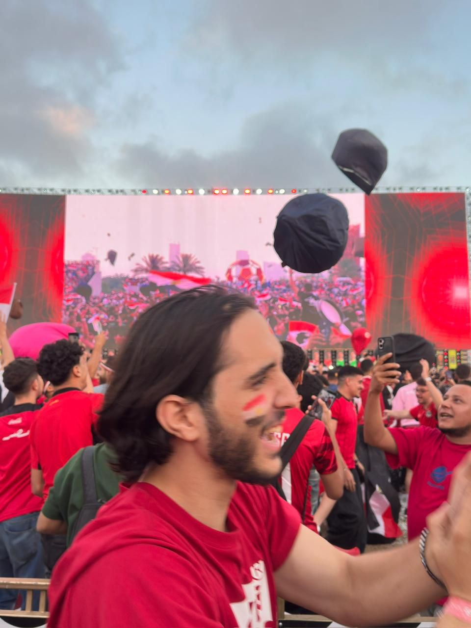 احتفالات الجماهير بفوز المنتخب في مباراة مصر ونيوزيلندا احتفالات الجماهير بفوز المنتخب في مباراة مصر ونيوزيلندا