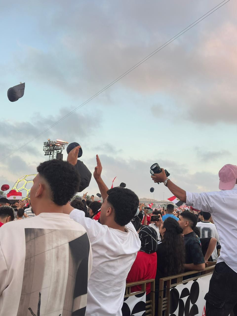احتفالات الجماهير بفوز المنتخب في مباراة مصر ونيوزيلندا احتفالات الجماهير بفوز المنتخب في مباراة مصر ونيوزيلندا
