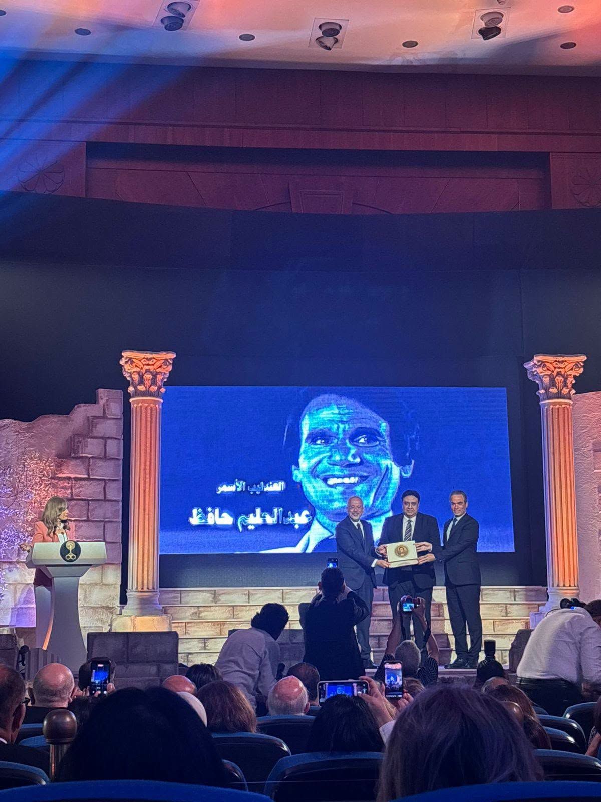 تكريم اسم العندليب (2) تكريم اسم العندليب (2)
