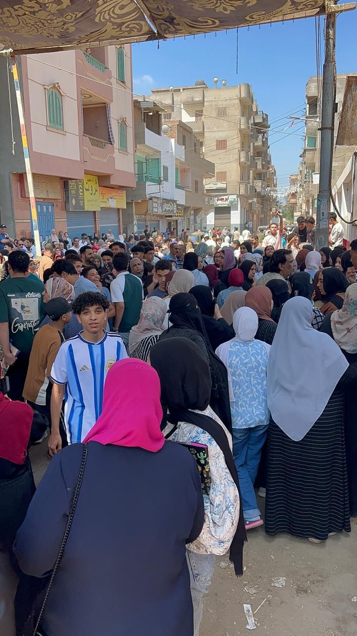خروج طلاب الثانوية العامة في اليوم الثاني للإمتحانات خروج طلاب الثانوية العامة في اليوم الثاني للإمتحانات