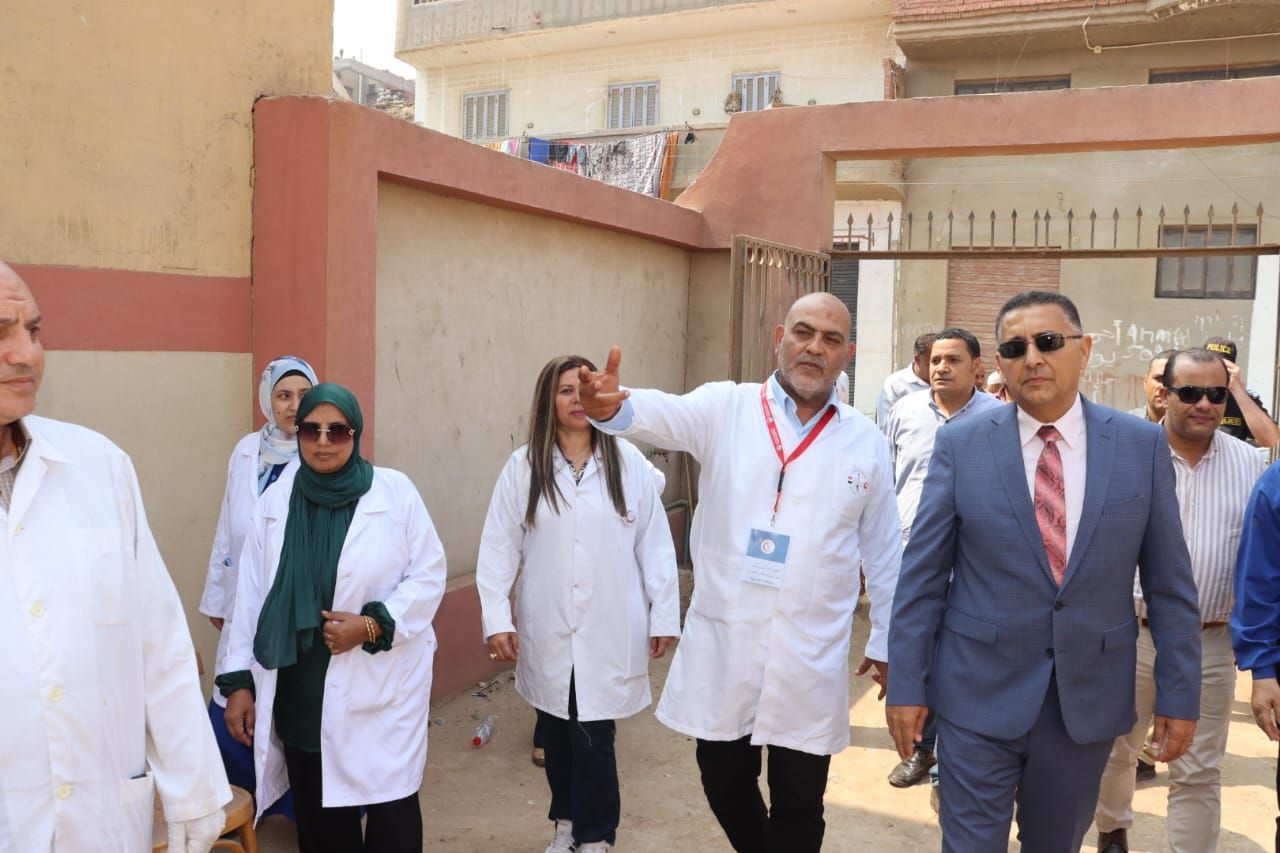 المحافظ يتفقد القافلة البيطرية المحافظ يتفقد القافلة البيطرية