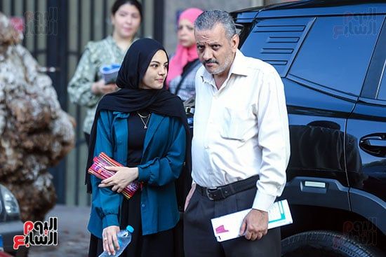 ولى امر يؤازر ابنته ولى امر يؤازر ابنته