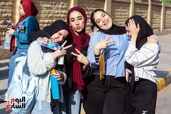 الطابات تشير بعلامة النصر الطابات تشير بعلامة النصر