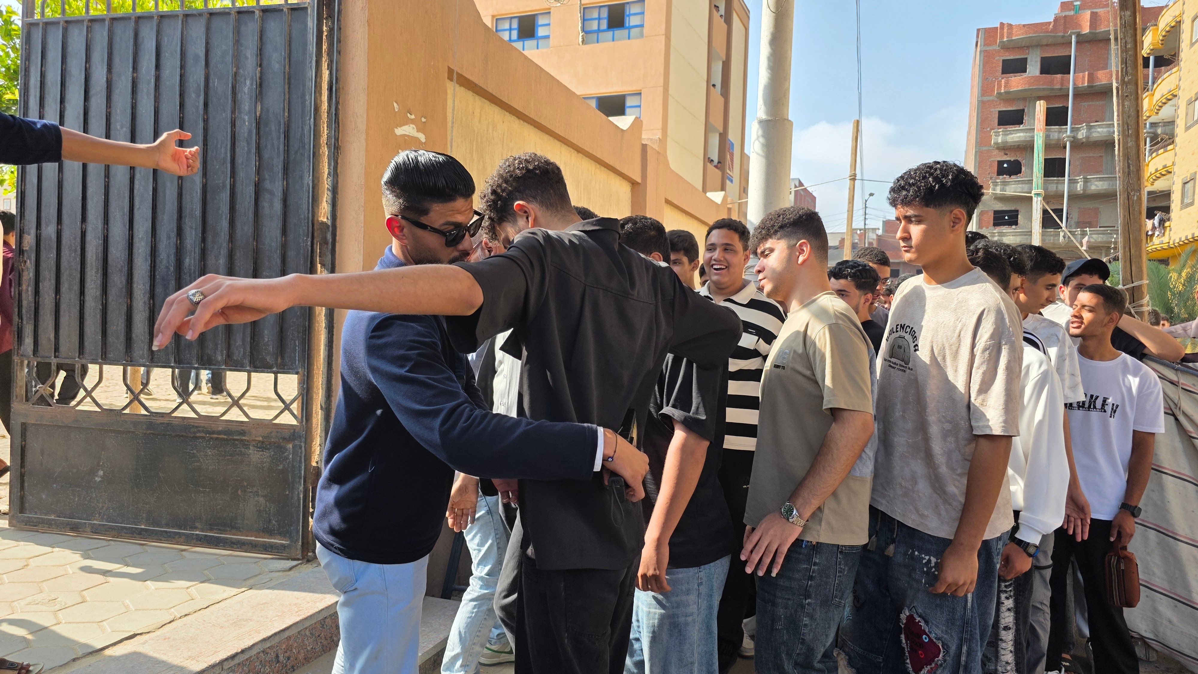 تفتيش بالعصا الإلكترونية وانتظام دخول الطلاب بلجان الثانوية العامة (8) تفتيش بالعصا الإلكترونية وانتظام دخول الطلاب بلجان الثانوية العامة (8)
