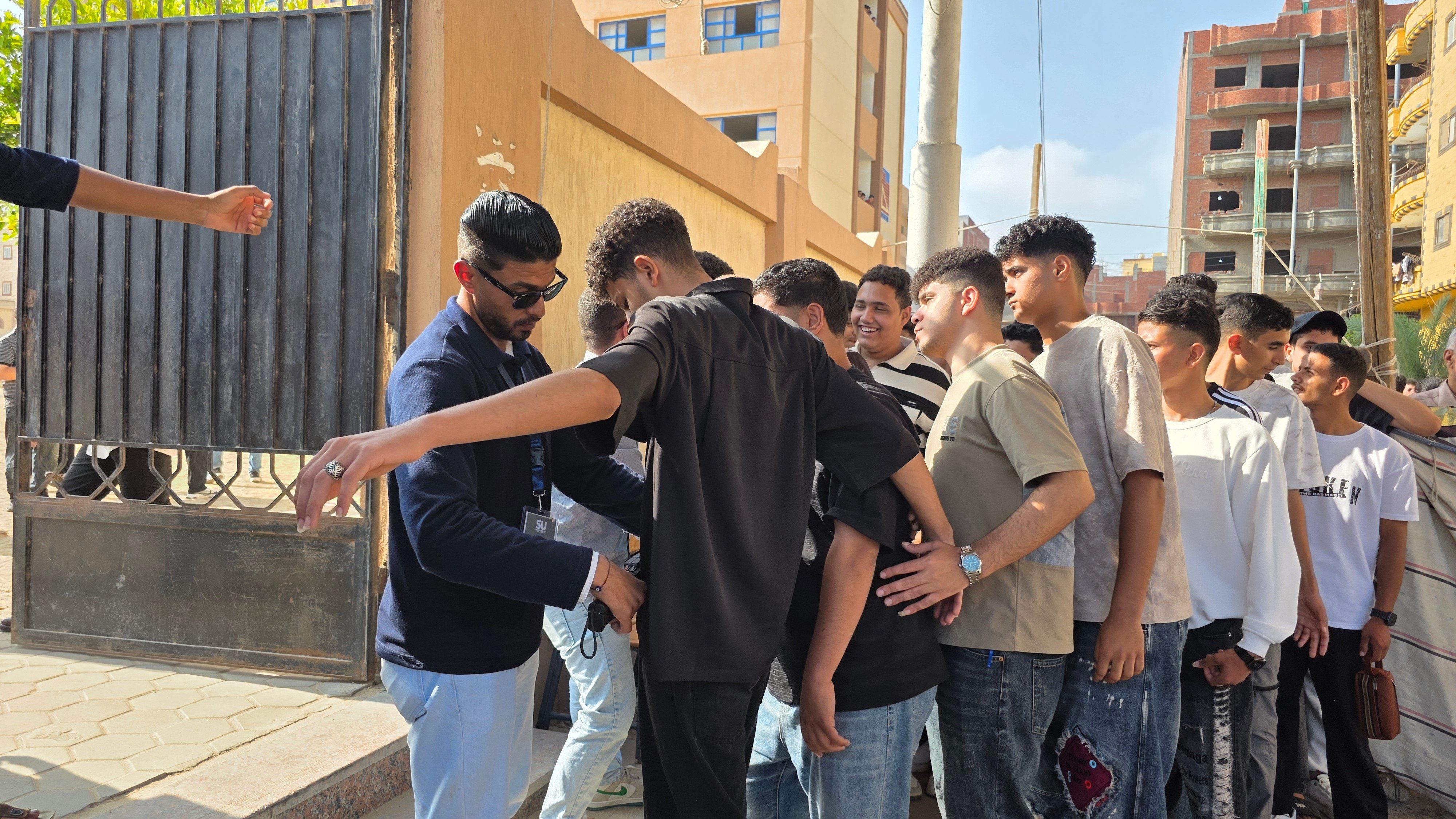 تفتيش بالعصا الإلكترونية وانتظام دخول الطلاب بلجان الثانوية العامة (7) تفتيش بالعصا الإلكترونية وانتظام دخول الطلاب بلجان الثانوية العامة (7)
