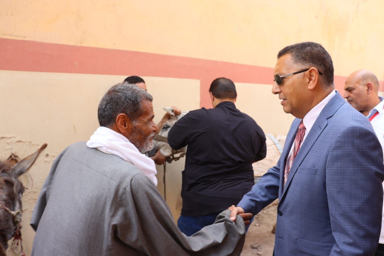 محافظ القليوبية خلال حديثه مع الفلاحين محافظ القليوبية خلال حديثه مع الفلاحين
