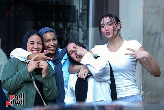 فرحة الطالبات قبل بدء الامتحان فرحة الطالبات قبل بدء الامتحان
