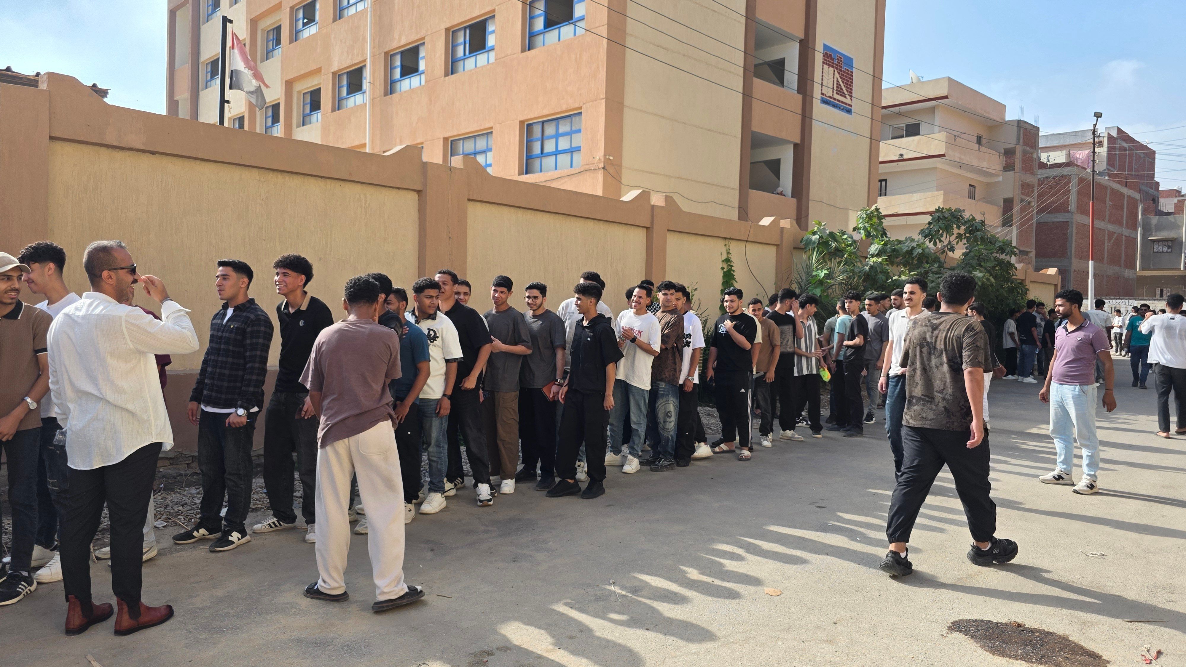 تفتيش بالعصا الإلكترونية وانتظام دخول الطلاب بلجان الثانوية العامة (2) تفتيش بالعصا الإلكترونية وانتظام دخول الطلاب بلجان الثانوية العامة (2)