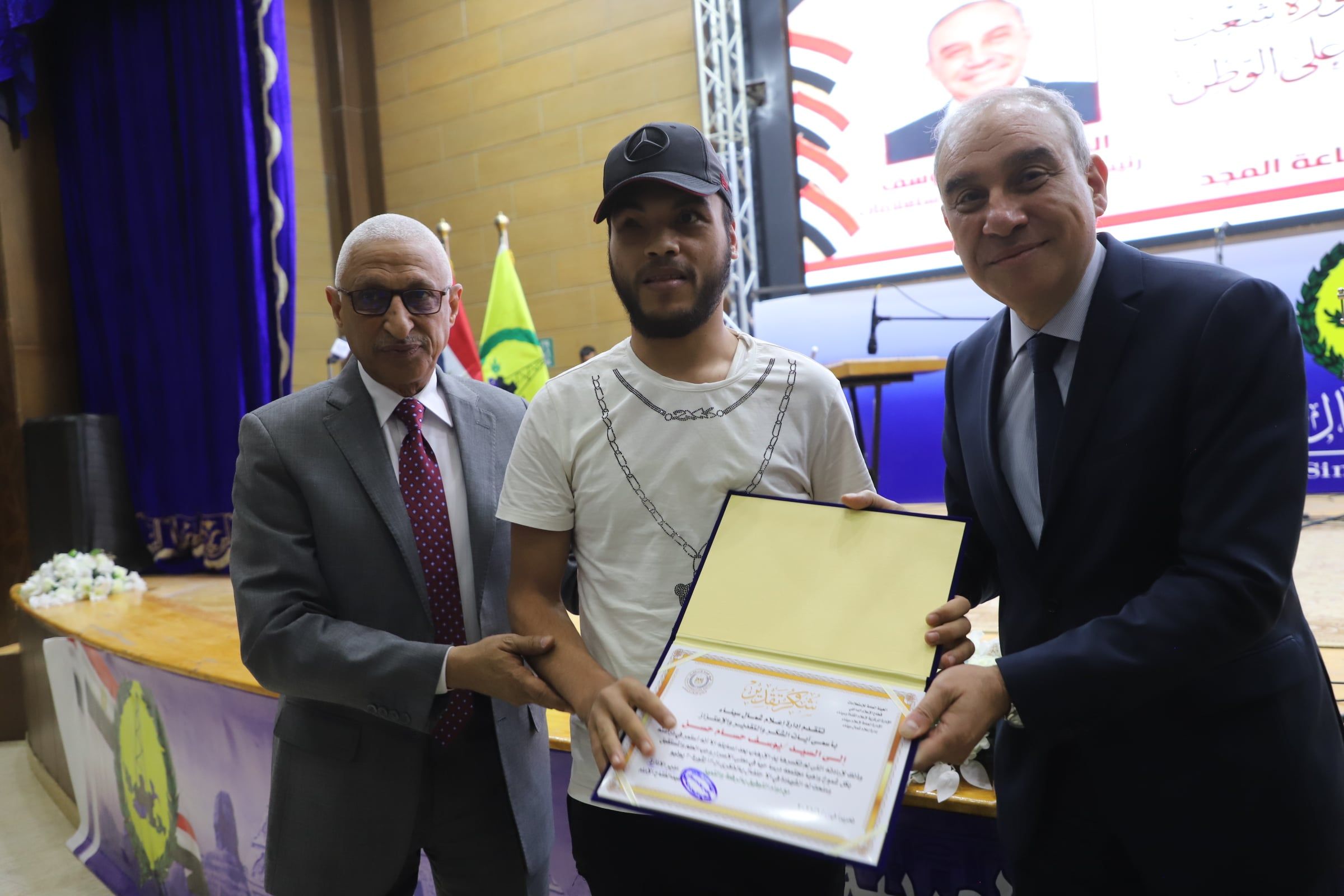 مصابين من الشيخ زويد اثناء تلقي التكريم مصابين من الشيخ زويد اثناء تلقي التكريم