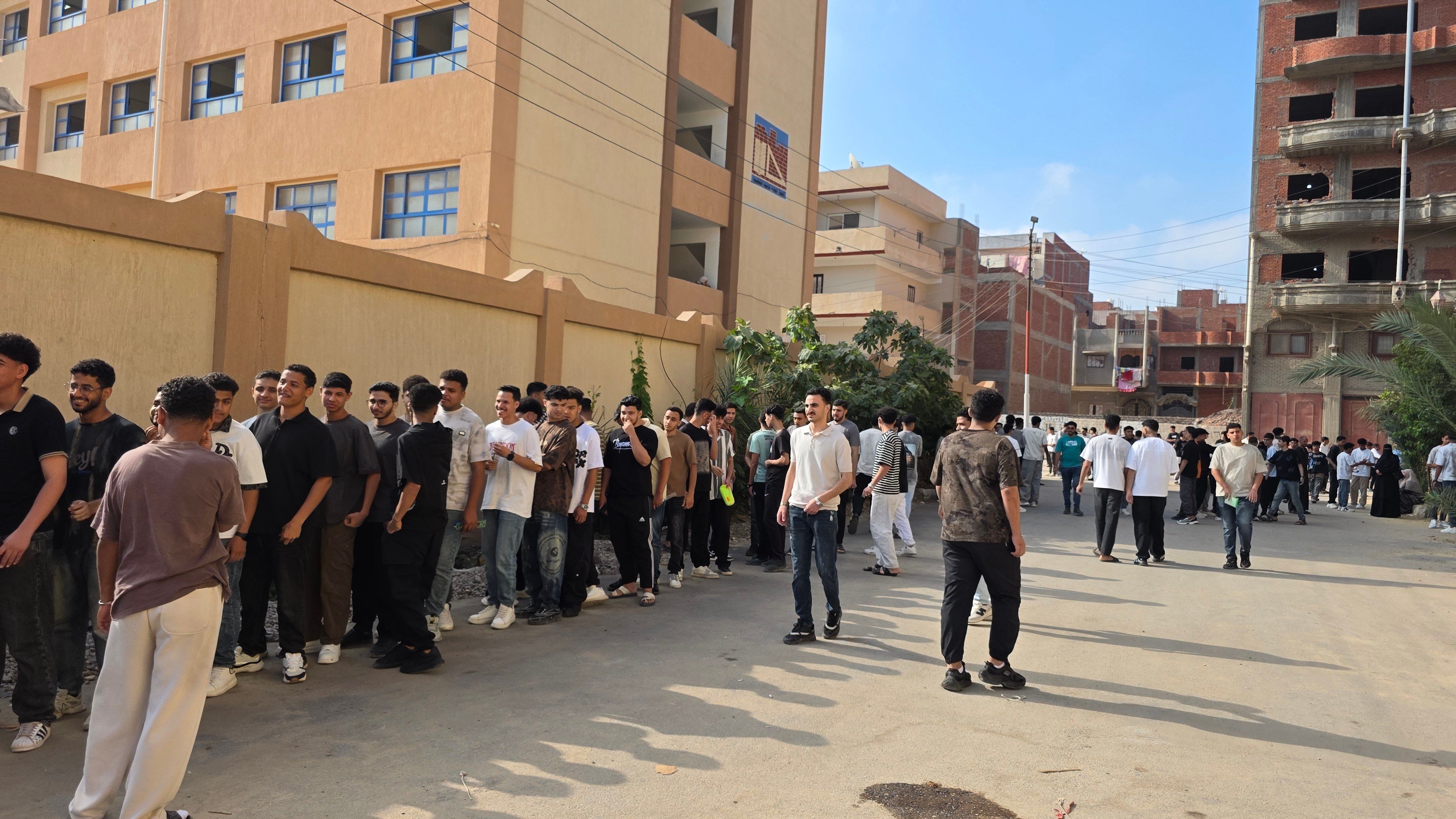 تفتيش بالعصا الإلكترونية وانتظام دخول الطلاب بلجان الثانوية العامة (3) تفتيش بالعصا الإلكترونية وانتظام دخول الطلاب بلجان الثانوية العامة (3)