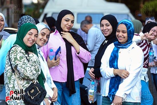 انتظار الطالبات لدخول الامتحان انتظار الطالبات لدخول الامتحان