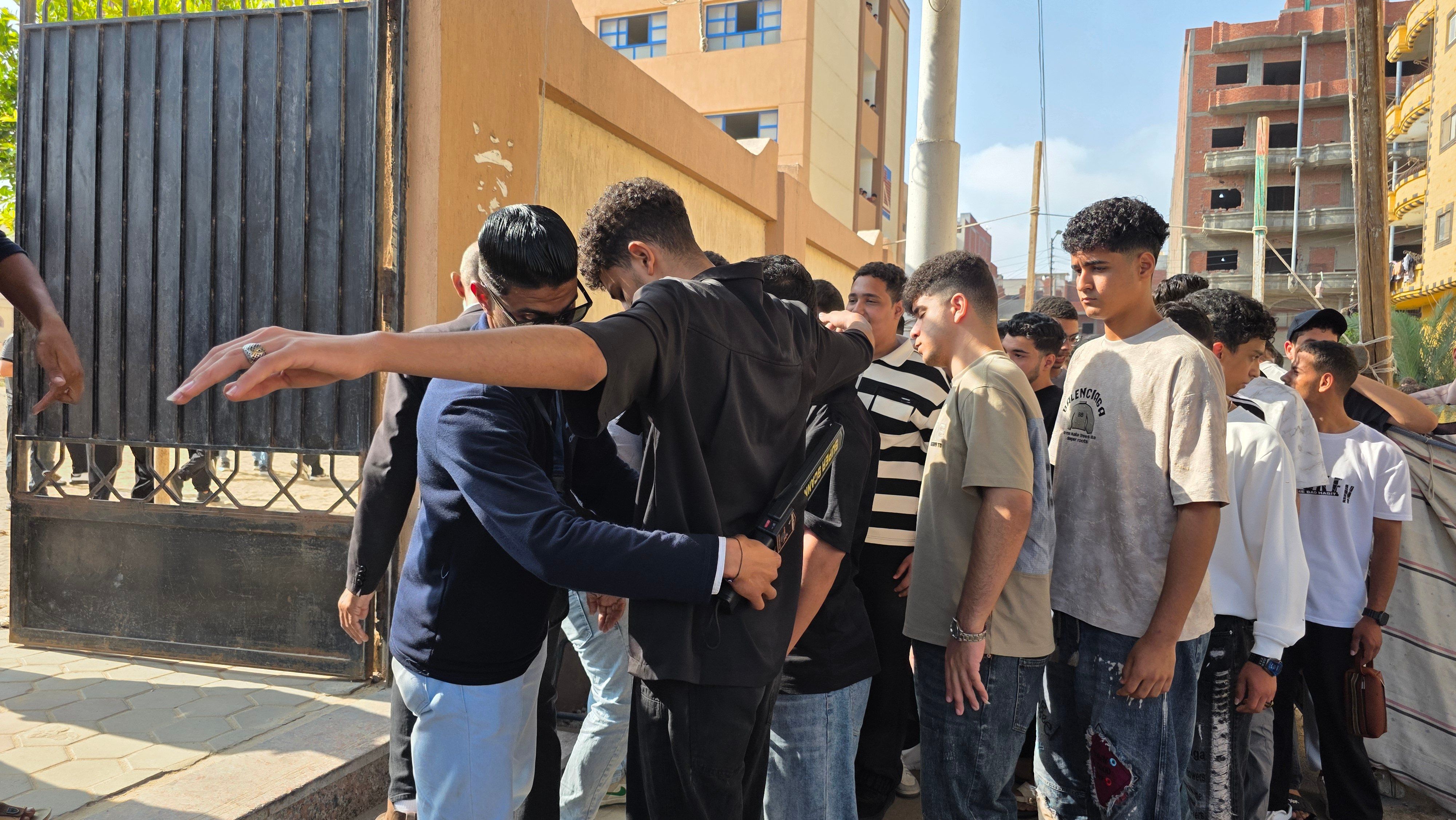 تفتيش بالعصا الإلكترونية وانتظام دخول الطلاب بلجان الثانوية العامة (1) تفتيش بالعصا الإلكترونية وانتظام دخول الطلاب بلجان الثانوية العامة (1)