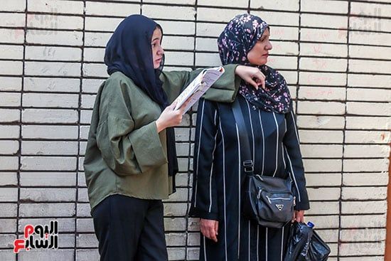 طالبة تذاكر قبل الامتحان طالبة تذاكر قبل الامتحان