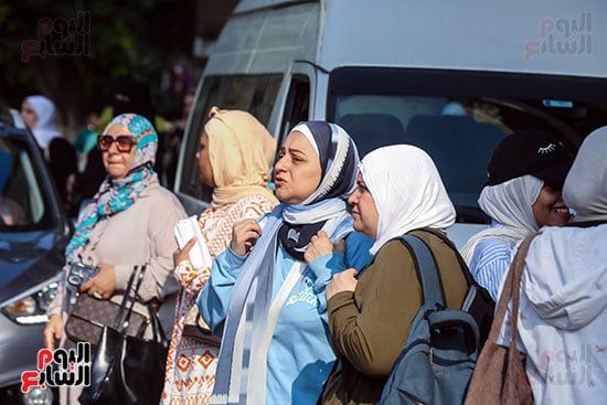 اولياء الامور فى انتظار دخول الابناء اولياء الامور فى انتظار دخول الابناء