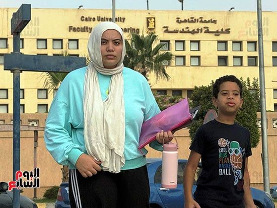 بدء دخول الطالبات للامتحان بدء دخول الطالبات للامتحان