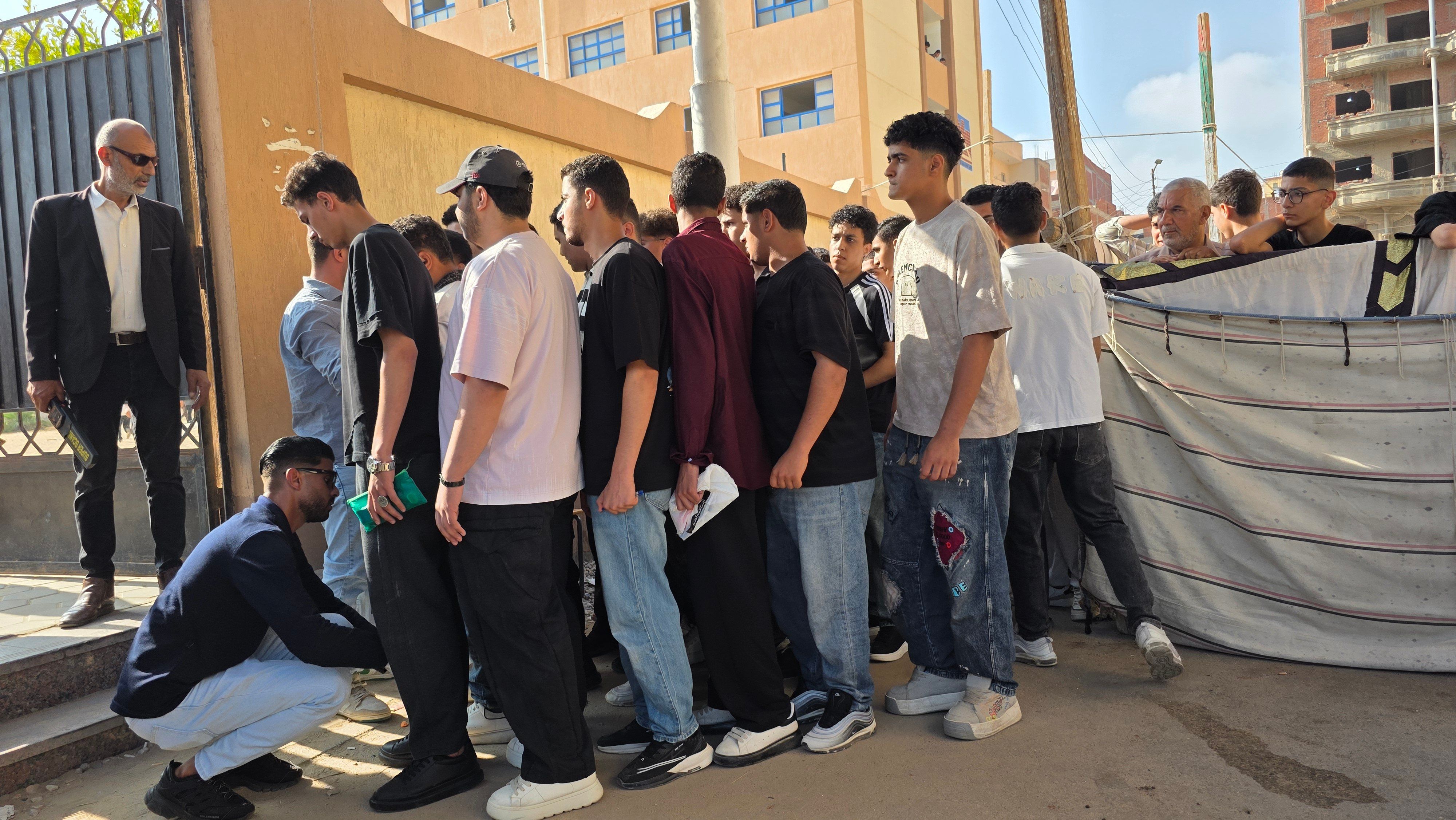 تفتيش بالعصا الإلكترونية وانتظام دخول الطلاب بلجان الثانوية العامة (5) تفتيش بالعصا الإلكترونية وانتظام دخول الطلاب بلجان الثانوية العامة (5)