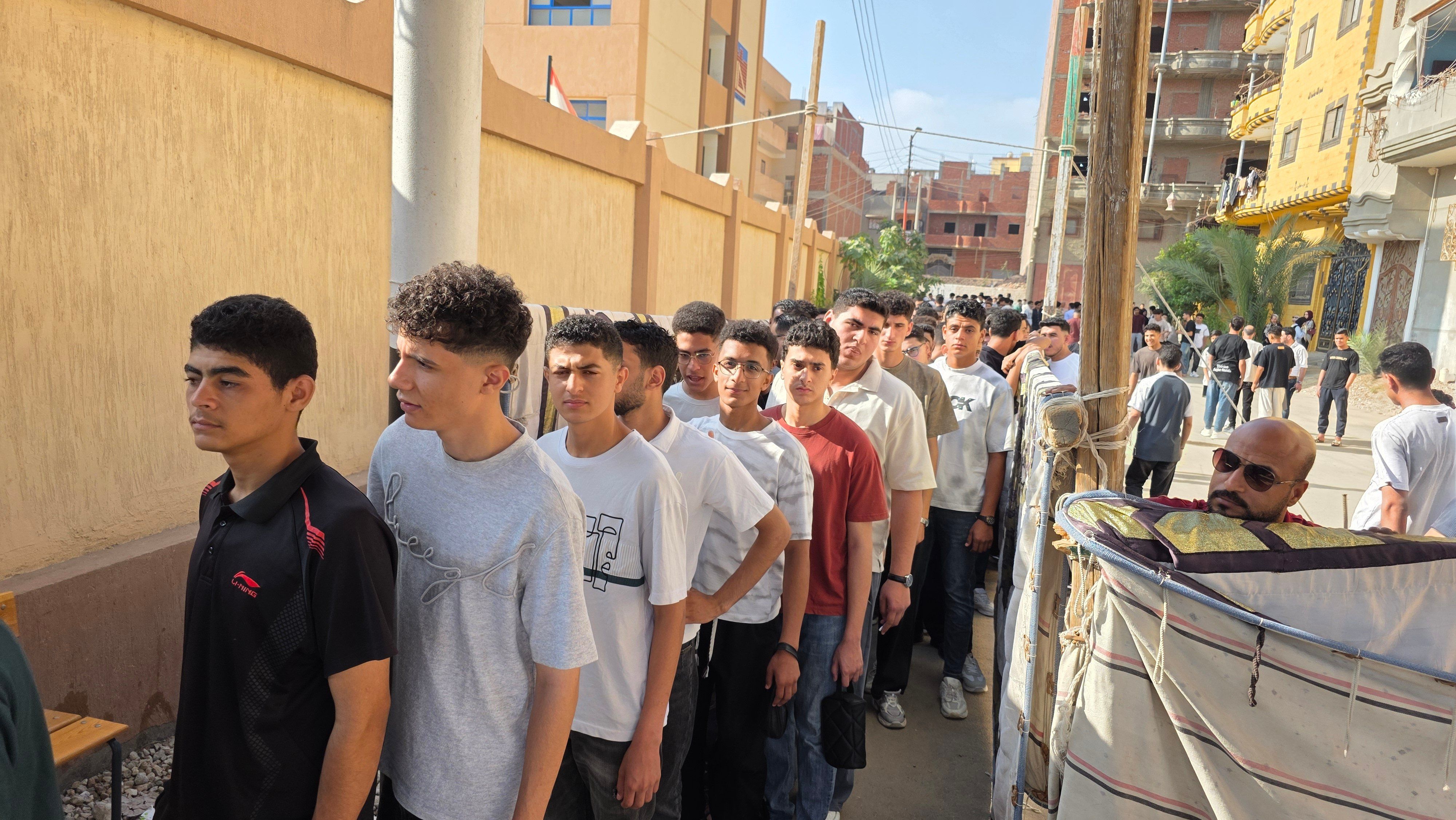 تفتيش بالعصا الإلكترونية وانتظام دخول الطلاب بلجان الثانوية العامة (4) تفتيش بالعصا الإلكترونية وانتظام دخول الطلاب بلجان الثانوية العامة (4)