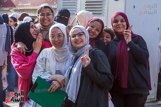 ابتسامة الطالبات قبل بدء الامتحان ابتسامة الطالبات قبل بدء الامتحان