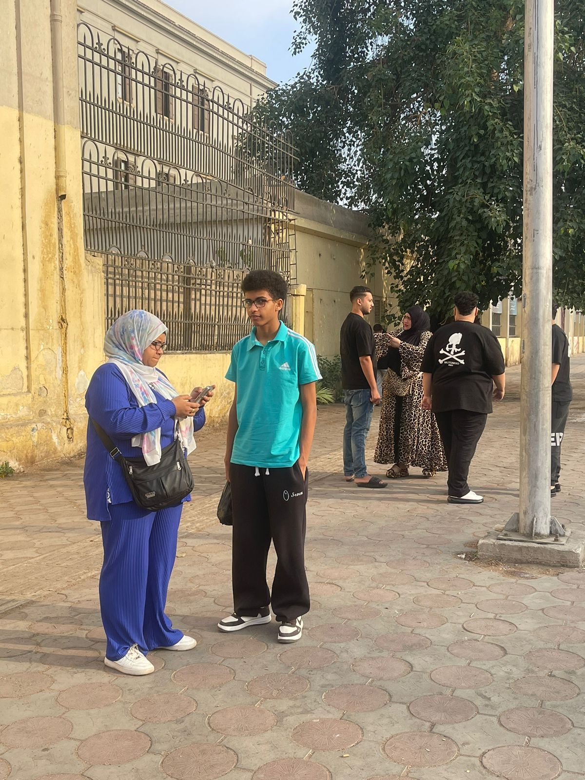 الأمهات سند أبنائهن أمام لجان الثانوية العامة بالجيزة (2) الأمهات سند أبنائهن أمام لجان الثانوية العامة بالجيزة (2)