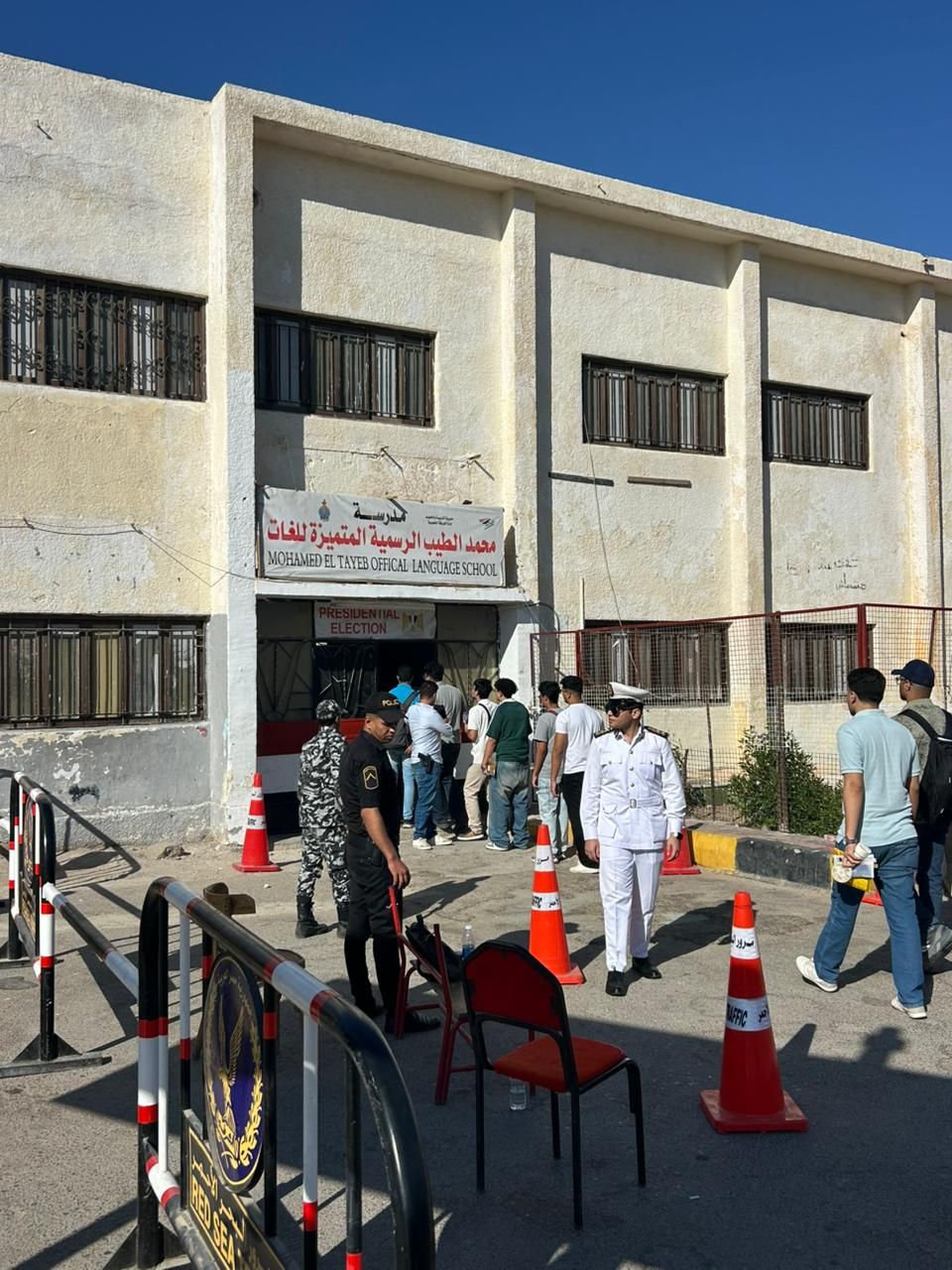 الطلاب يتوافدون على اللجان الطلاب يتوافدون على اللجان