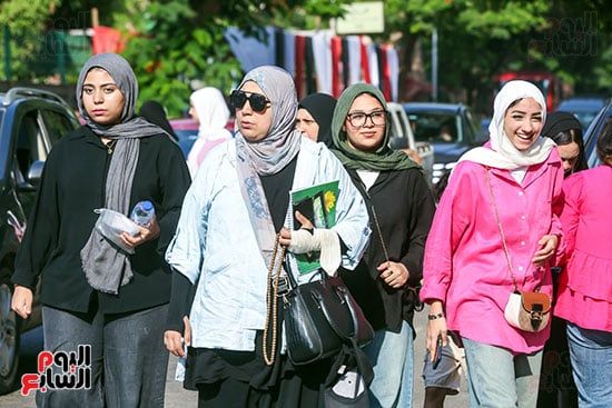 انتظار الطالبات لدخول اللجان انتظار الطالبات لدخول اللجان