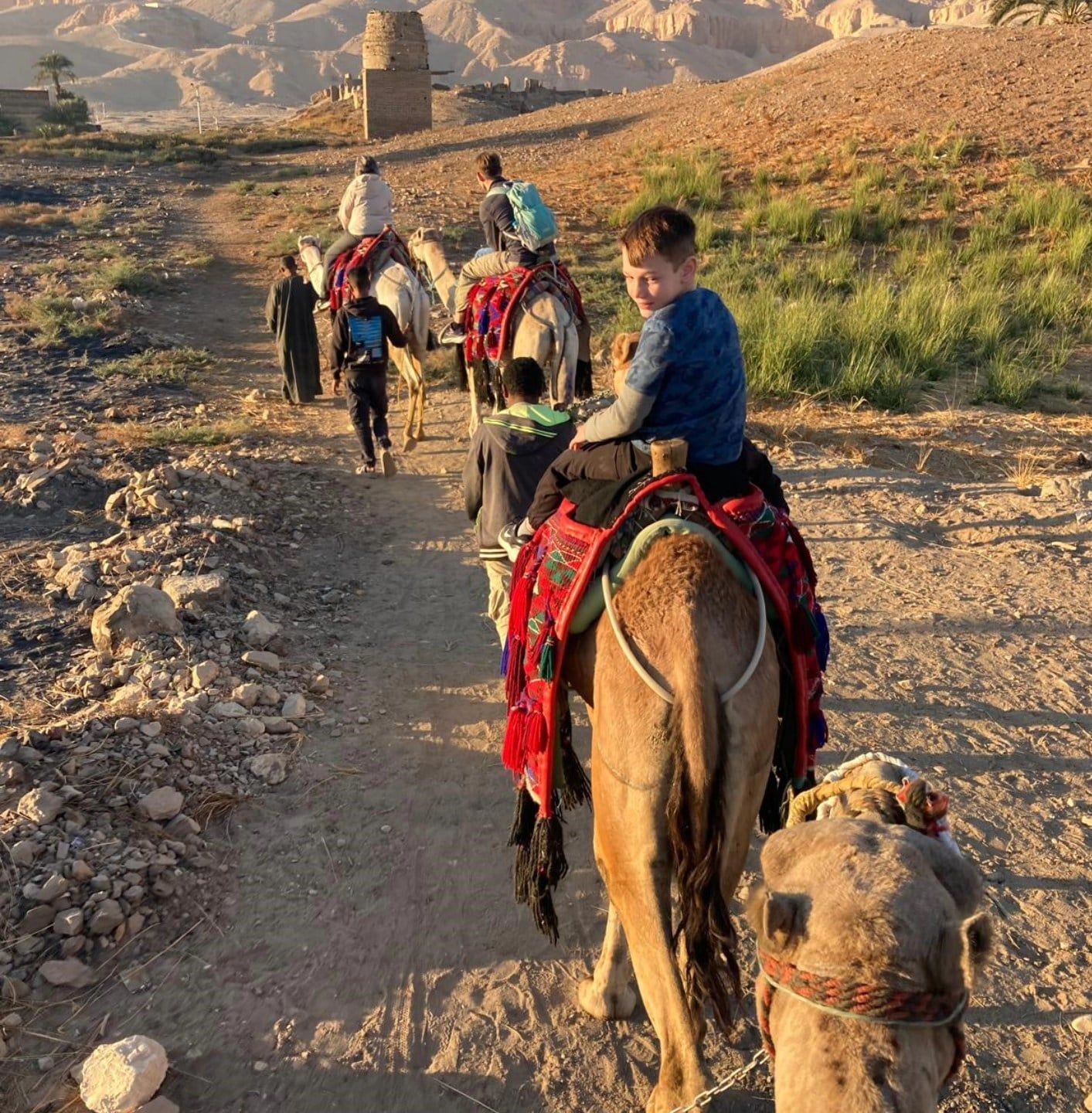 الأجانب على متن الجمال فى المناطق الجبلية بالبر الغربى الأجانب على متن الجمال فى المناطق الجبلية بالبر الغربى