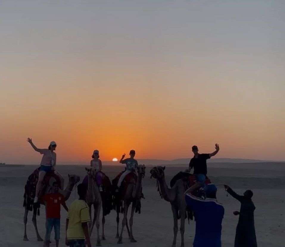 متعة الأجانب على ظهر الجمال فى سفارى البر الغربى متعة الأجانب على ظهر الجمال فى سفارى البر الغربى