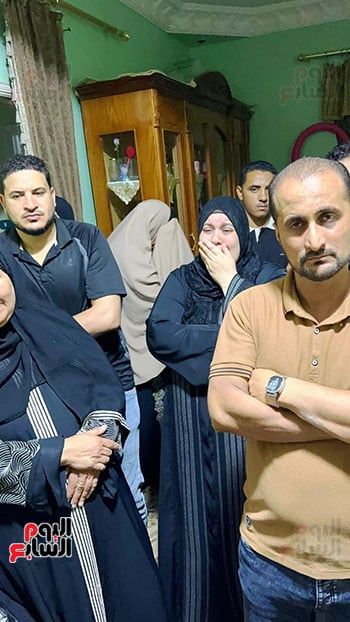 حزن-علي-وجوه-الجميع-بعد-مصرع-ابنهم حزن-علي-وجوه-الجميع-بعد-مصرع-ابنهم