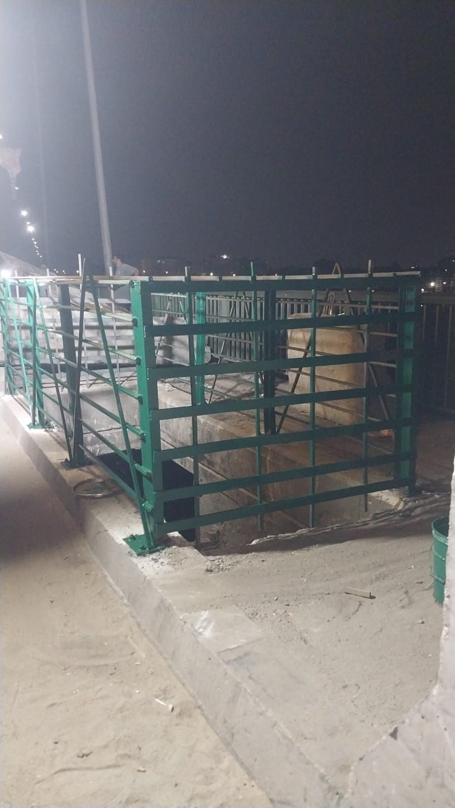 غلق الممرات الخطرة بأرصفة كوبرى الساحل لتعزيز عوامل الأمان (2) غلق الممرات الخطرة بأرصفة كوبرى الساحل لتعزيز عوامل الأمان (2)