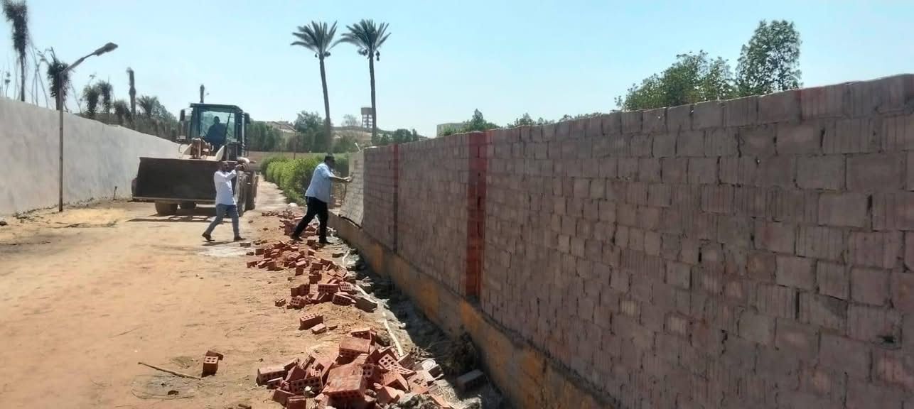 مركز أبو النمرس يزيل أسوارًا مخالفة ضمن حملات التصدى للتعديات (3) مركز أبو النمرس يزيل أسوارًا مخالفة ضمن حملات التصدى للتعديات (3)