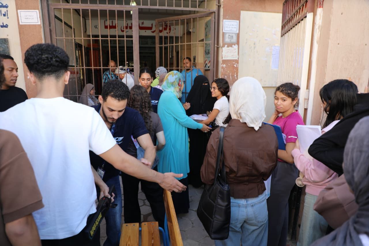 ​محافظ القاهرة يتفقد لجان الثانوية العامة بمدرسة تحيا مصر (2)