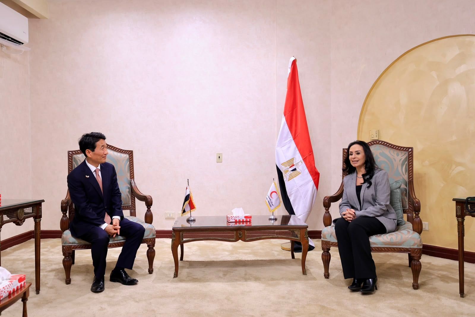 خلال توقيع مذكرة تفاهم لتنفيذ مشروع مساعدة الفلسطينيين بقطاع غزة والمتواجدين في مصر