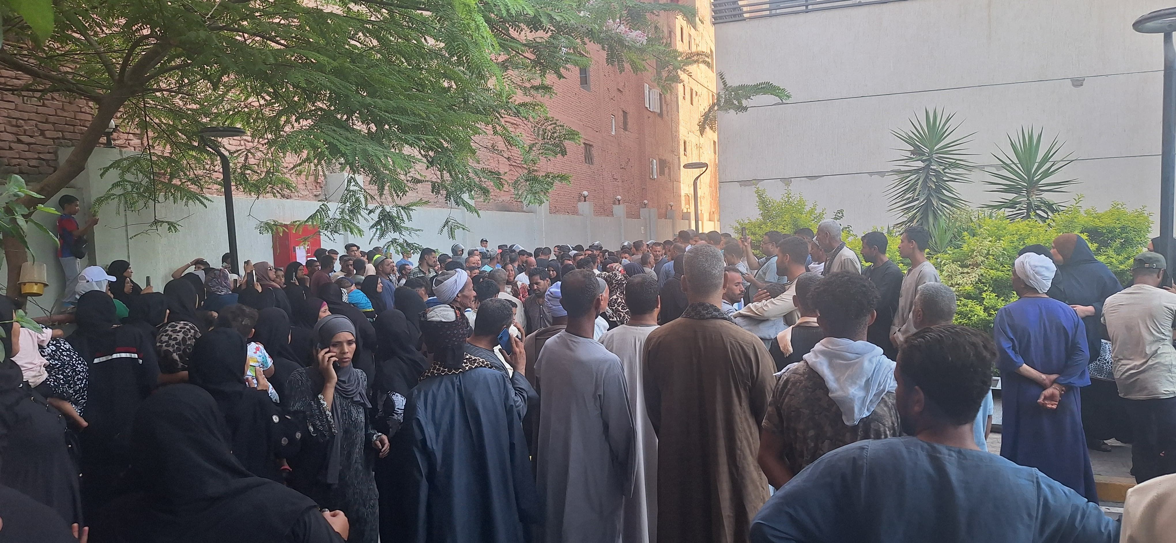 الاهالى يودعون الاطفال فى جنازة مهيبة الاهالى يودعون الاطفال فى جنازة مهيبة