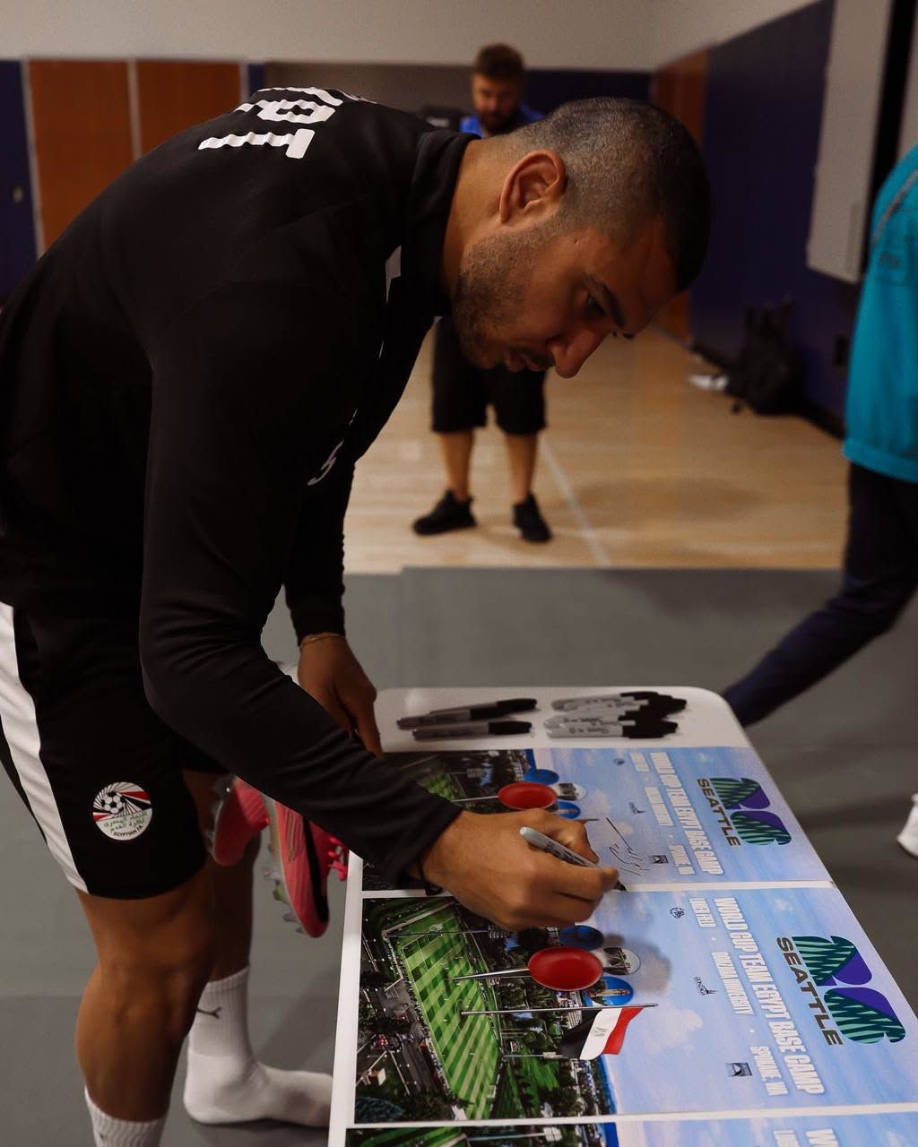 منتخب مصر يهدي جامعة جونزاجا القميص (16) منتخب مصر يهدي جامعة جونزاجا القميص (16)