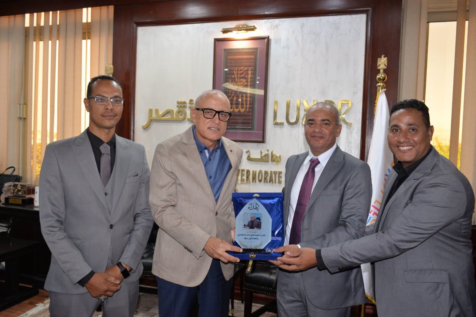 تكريم فريق عمل الإدارة العامة للإيرادات والتحصيل على دورهم في المشروع تكريم فريق عمل الإدارة العامة للإيرادات والتحصيل على دورهم في المشروع