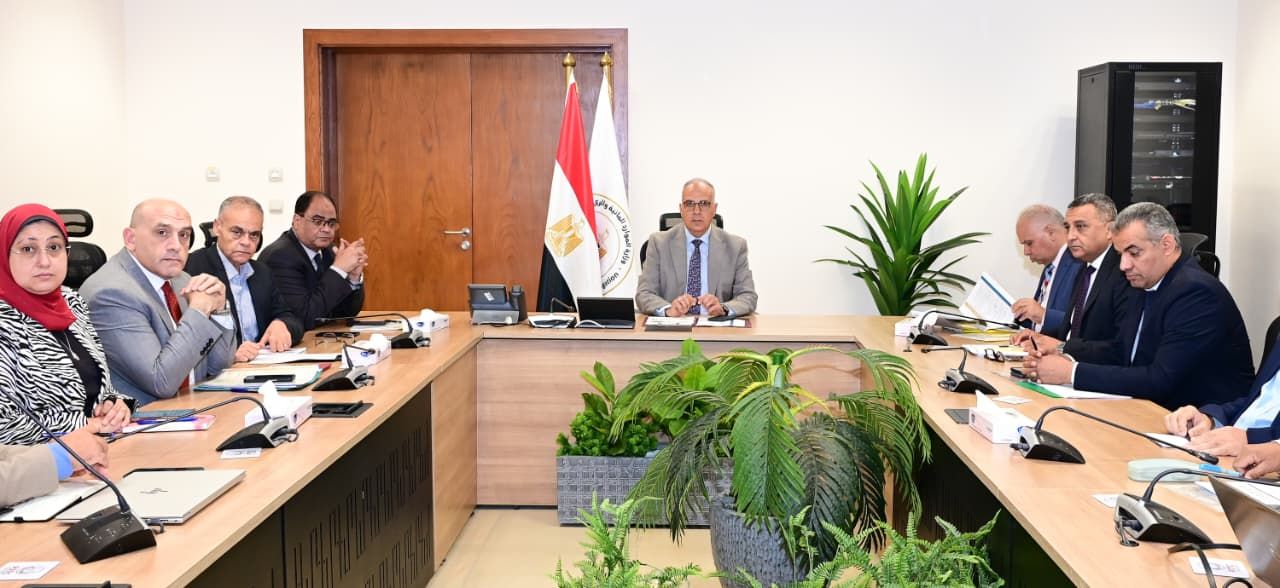 وزير الري في اجتماع إنشاء وتطوير منظومة صاولات لحجز ورد النيل والمخلفات العائمة وزير الري في اجتماع إنشاء وتطوير منظومة صاولات لحجز ورد النيل والمخلفات العائمة
