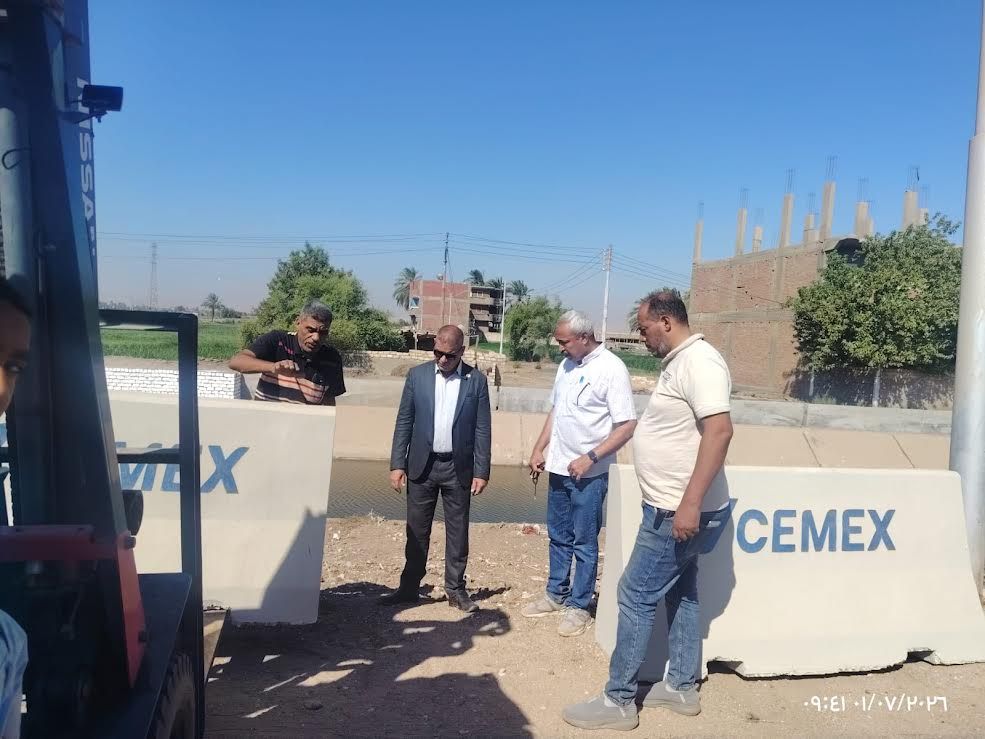 بدء تركيب حواجز خرسانية على جانبي ترعة جنابية صدفا بأسيوط بدء تركيب حواجز خرسانية على جانبي ترعة جنابية صدفا بأسيوط
